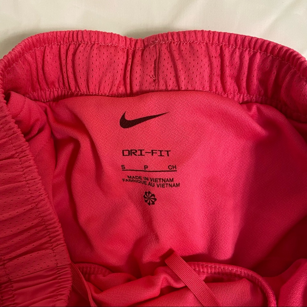 Hot pink NIKE shorts - Picture 5 of 7